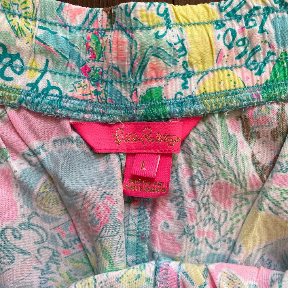 NWOT Lilly Pulitzer Tropical Patterned Shorts - Picture 2 of 3
